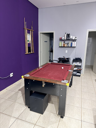 Área de convivência com mesa de sinuca na Barbearia Terrier