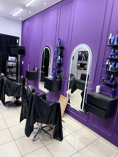Interior roxo da Barbearia Terrier com espelhos e cadeiras