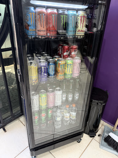 Expositor de bebidas da Barbearia Terrier