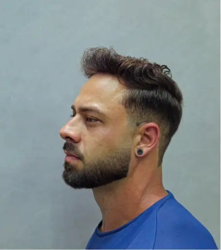 Corte masculino com barba e degradê lateral
