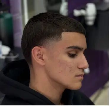 Corte masculino em perfil com degradê
