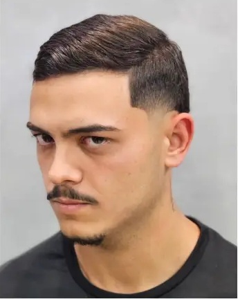 Corte masculino clássico com acabamento lateral
