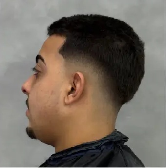 Corte masculino visto de perfil com degradê