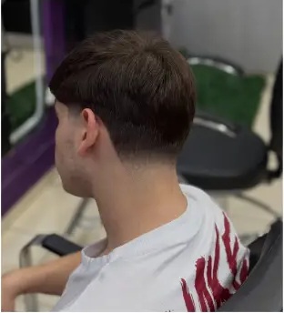 Corte masculino visto por trás dentro da barbearia